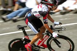 德罗巴意外战胜巴塞罗那，出色防守引爆全场！观众掌声雷动