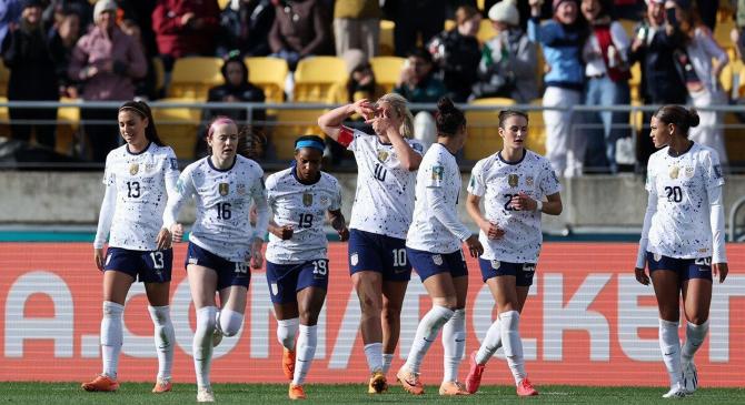 荷兰女足喜获胜利，士气高涨迎接下一场比赛